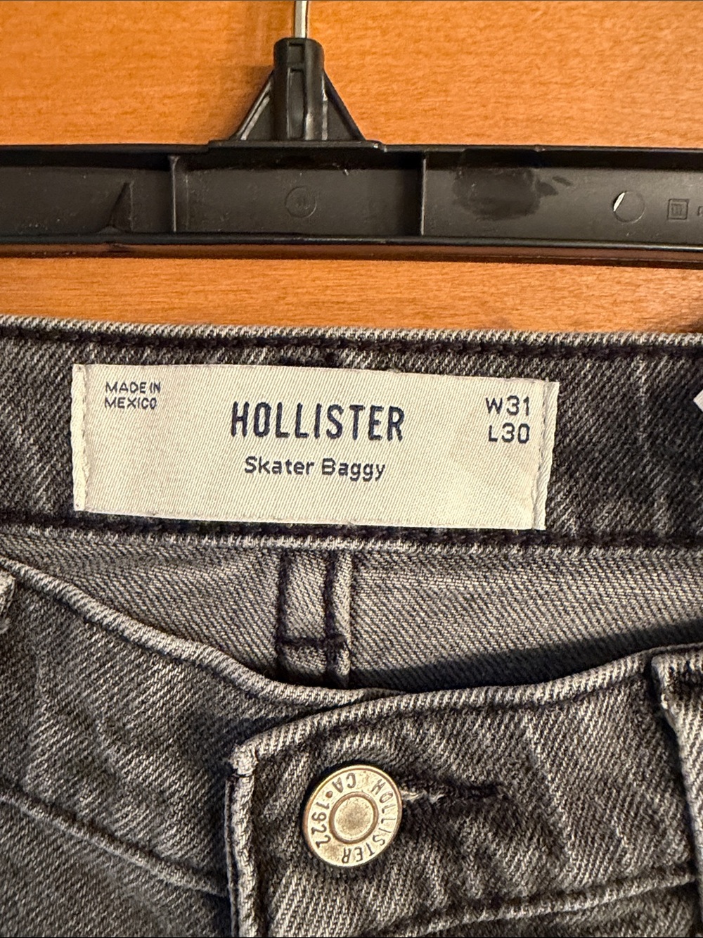 Hollister Men's Washed Gray Relaxed Jeans - Picture 2 of 3